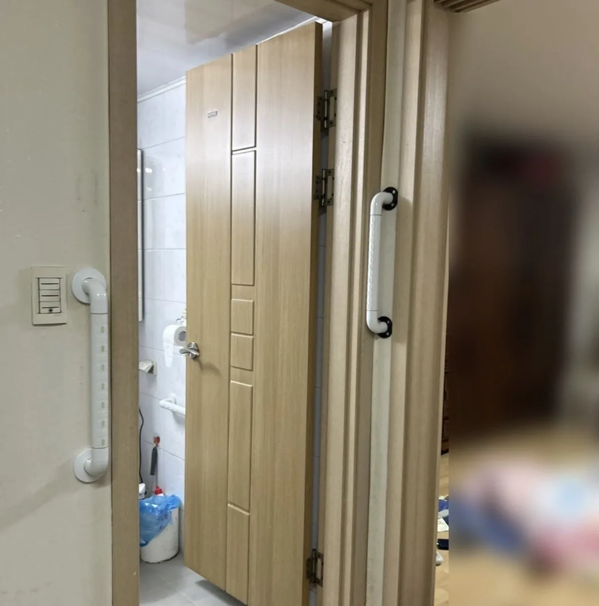 화장실 문 손잡이 설치 후